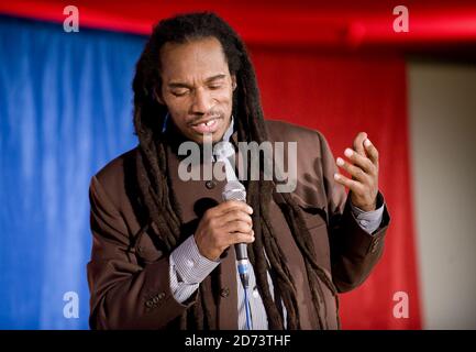 Benjamin Zephaniah si esibisce al Concerto TUC Aid per Haiti, tenutosi presso la Congress House nel centro di Londra. Foto Stock