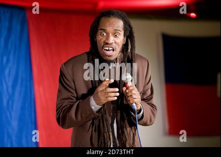 Benjamin Zephaniah si esibisce al Concerto TUC Aid per Haiti, tenutosi presso la Congress House nel centro di Londra. Foto Stock