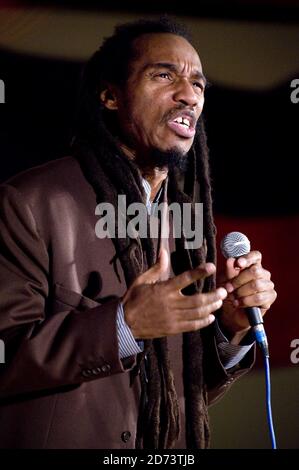 Benjamin Zephaniah si esibisce al Concerto TUC Aid per Haiti, tenutosi presso la Congress House nel centro di Londra. Foto Stock