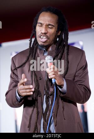 Benjamin Zephaniah si esibisce al Concerto TUC Aid per Haiti, tenutosi presso la Congress House nel centro di Londra. Foto Stock