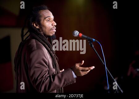 Benjamin Zephaniah si esibisce al Concerto TUC Aid per Haiti, tenutosi presso la Congress House nel centro di Londra. Foto Stock