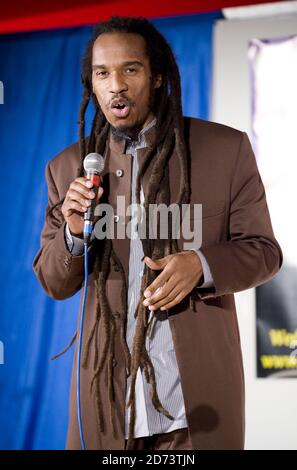 Benjamin Zephaniah si esibisce al Concerto TUC Aid per Haiti, tenutosi presso la Congress House nel centro di Londra. Foto Stock