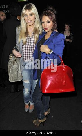 Mollie King (l) e Vanessa White dal sabato alla sfilata di moda PPQ, che si tiene presso la sede del BFC a Somerset House, nel centro di Londra, come parte della London Fashion Week. Foto Stock