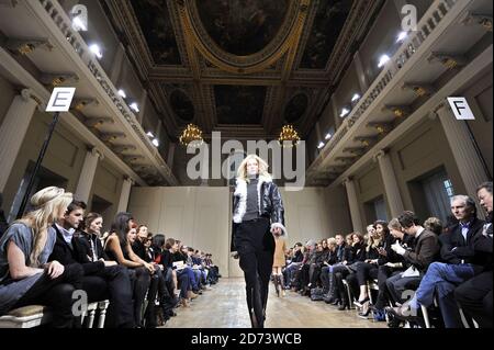 Un modello sulla passerella alla sfilata di moda Julien MacDonald, tenutasi alla Whitehall Banqueting Hall nel centro di Londra come parte della London Fashion Week. Foto Stock