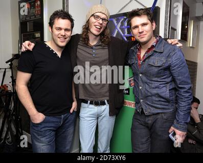 Scouting for Girls (l-r Pete Ellard, Greg Churchouse e Roy Stride) ha ritratto durante una sessione dal vivo per XFM, presso gli studi della Global radio nel centro di Londra. Foto Stock