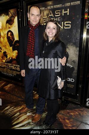 Louis Leterrier e ospite in arrivo per la prima mondiale di Clash of the Titans at the Empire, Leicester Square, Londra Foto Stock