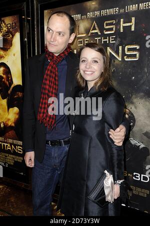 Louis Leterrier e ospite in arrivo per la prima mondiale di Clash of the Titans at the Empire, Leicester Square, Londra Foto Stock