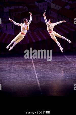 I ballerini del Ballet Nacional de Cuba eseguono scene di Magia De la Danza, al Coliseum Theatre nel centro di Londra. Foto Stock