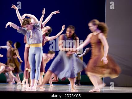 I ballerini del Mark Morris Dance Group suonano l'Allegro, il Penseroso ed il moderno presso il teatro del Colosseo nel centro di Londra. Foto Stock