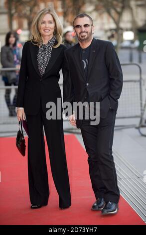 Ringo Starr e Barbara Bach arrivano alla vista privata di Grace Kelly: Icona di stile, al Victoria and Albert Museum nel centro di Londra. Foto Stock