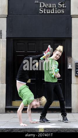 Jedward arriva al Dean Street Studios nel centro di Londra per registrare il nuovo jingle pubblicitario Shake n' Vac. Data immagine: 3 maggio 2010. Foto Stock