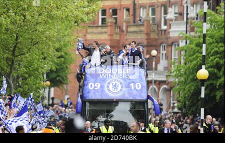 I calciatori del Chelsea, tra cui Frank Lampard (l) e John Terry (r), celebrano le loro vittorie in campionato e in coppa con un tour in autobus scoperto da Stanford Bridge a Parson's Green nella zona ovest di Londra. Foto Stock