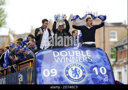 I calciatori del Chelsea, tra cui Frank Lampard (l) e John Terry (r), celebrano le loro vittorie in campionato e in coppa con un tour in autobus scoperto da Stanford Bridge a Parson's Green nella zona ovest di Londra. Foto Stock