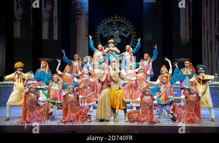 I ballerini Carol Furtado e Deepak Rawat (centro) eseguono scene dei mercanti di Bollywood, al Peacock Theatre nel centro di Londra. Foto Stock