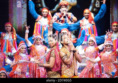 I ballerini Carol Furtado e Deepak Rawat (centro) eseguono scene dei mercanti di Bollywood, al Peacock Theatre nel centro di Londra. Foto Stock