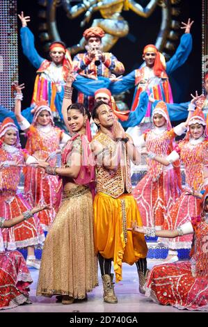 I ballerini Carol Furtado e Deepak Rawat (centro) eseguono scene dei mercanti di Bollywood, al Peacock Theatre nel centro di Londra. Foto Stock