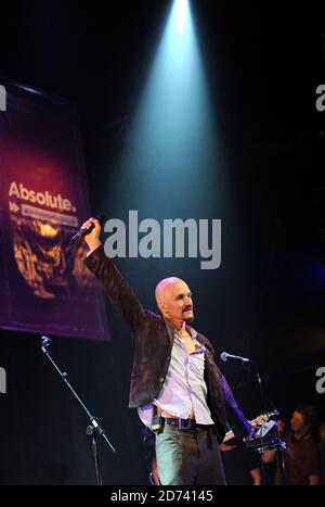 Tim Booth di James sul palco dell'Absolute radio South Africa Send Off Party, al Lyric Theatre nel centro di Londra. Foto Stock