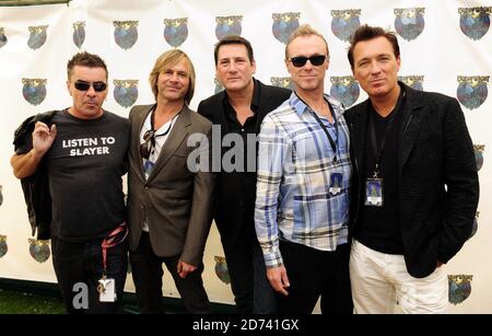 Spandau Ballet (sinistra - destra) John Keebie, Steve Norman, Tony Hadley, Gary Kemp e Martin Kemp backstage al festival dell'Isola di Wight, a Newport sull'Isola di Wight. Foto Stock