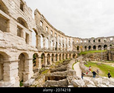 Vista delle mura e dei resti dell'interno dell'iconico antico anfiteatro romano di Pola, Istria, Croazia, una delle principali attrazioni turistiche locali Foto Stock