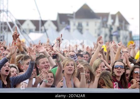 La folla al T4 on the Beach 2010, al Weston Super Mare di Somerset. Foto Stock