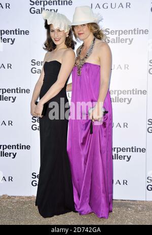 Charlotte Dellal (l) e Alice Temperley arrivano alla festa estiva della Serpentine Gallery, ad Hyde Park, nel centro di Londra. Foto Stock