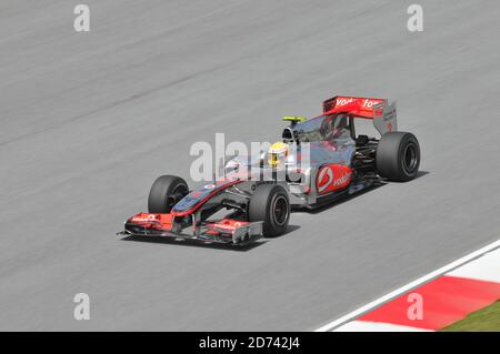 SEPANG, MALESIA - 2 APRILE : Vodafone McLaren pilota Mercedes Lewis Hamilton della Gran Bretagna guida durante la prima sessione di prove libere al Sepang F. Foto Stock