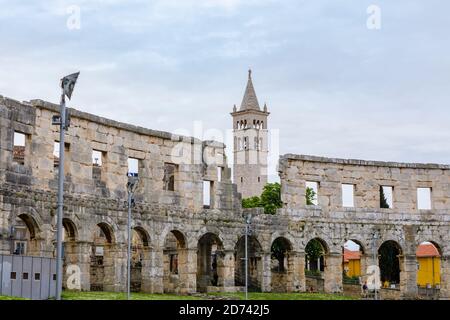 Vista del campanile della Chiesa e del Monastero di Sant'Antonio dalle mura dell'antico e iconico anfiteatro romano di Pola, Istria, Croazia Foto Stock