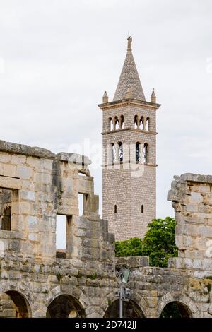 Vista del campanile della Chiesa e del Monastero di Sant'Antonio dalle mura dell'antico e iconico anfiteatro romano di Pola, Istria, Croazia Foto Stock