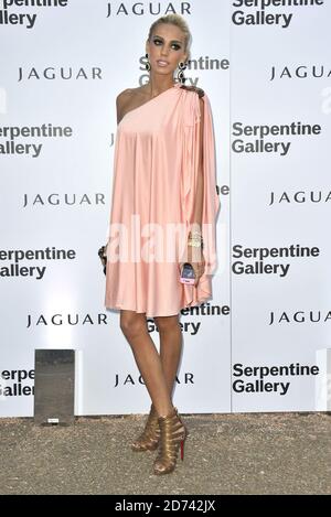 Petra Ecclestone arriva alla festa estiva della Serpentine Gallery, ad Hyde Park, nel centro di Londra. Foto Stock