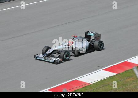 SEPANG, MALESIA - 2 APRILE : il pilota tedesco Michael Schumacher della Mercedes Formula uno guida durante la prima sessione di prove libere alla Sepang F1 in modo molto agante Foto Stock