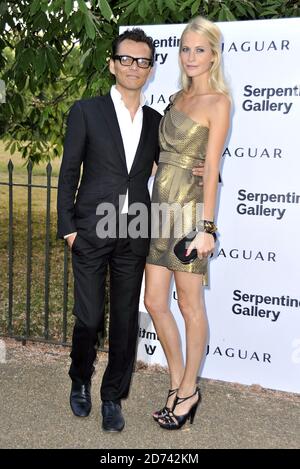 Matthew Williamson e Poppy Delevingne arrivano alla festa estiva della Serpentine Gallery, ad Hyde Park, nel centro di Londra. Foto Stock