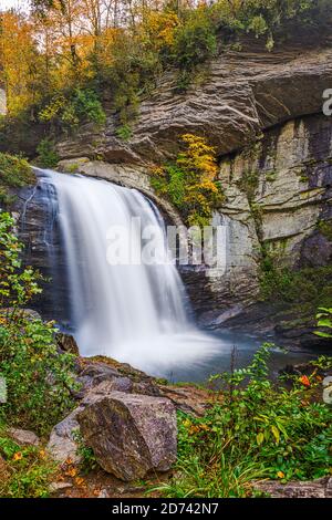 Looking Glass Falls nella Pisgah National Forest, North Carolina, USA con fogliame all'inizio dell'autunno. Foto Stock