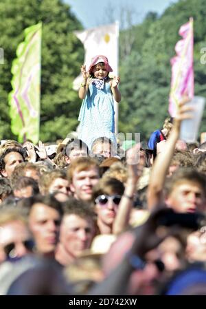 La folla guarda Mumford e i figli esibirsi il terzo giorno del festival Latitude a Southwold, Suffolk. Foto Stock