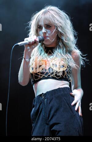 Diana Vickers si esibisce sul palcoscenico della Nissan Juke Arena durante il Virgin Media V Festival, a Hylands Park, Chelmsford, Essex. Foto Stock