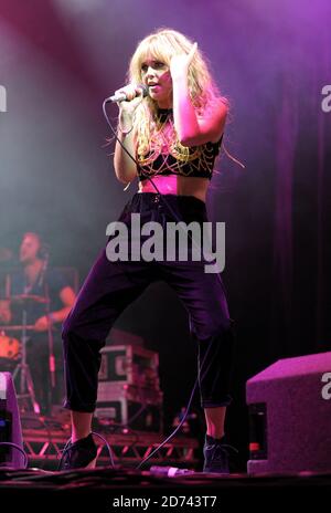 Diana Vickers si esibisce sul palcoscenico della Nissan Juke Arena durante il Virgin Media V Festival, a Hylands Park, Chelmsford, Essex. Foto Stock