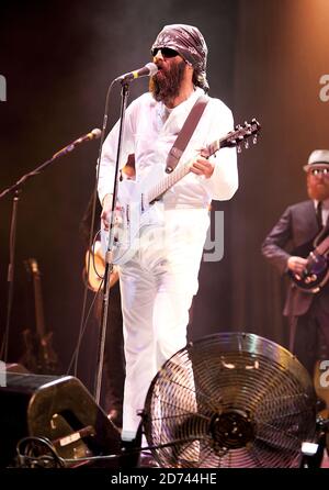 Il frontman delle anguille Mark Oliver Everett si esibisce alla Brixton Academy nel sud di Londra. Foto Stock