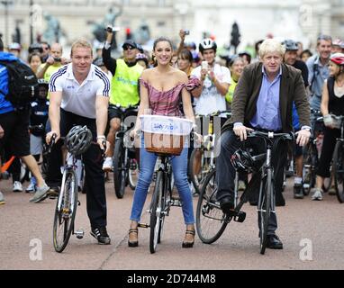 Sir Chris Hoy, Kelly Brook e Boris Johnson hanno raffigurato all'inizio del Mayor of London's Sky Ride, sul Mall nel centro di Londra. Foto Stock