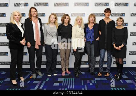 (L-R) Amanda Nevill, Debs Gardner-Patterson, Julie Moggan, Joanna Hogg, Carol Morley, Hannah Rothschild, Clio Barnard, Sandra Hebron partecipano al lancio del 54esimo Festival del film di Londra della BFI. Foto Stock