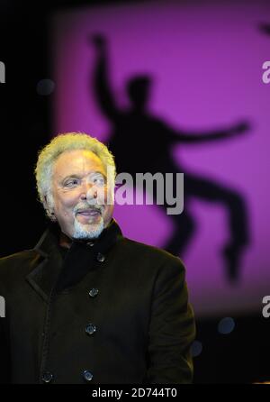 Tom Jones si esibisce al concerto della BBC radio 2 Elvis Forever ad Hyde Park nel centro di Londra. Foto Stock