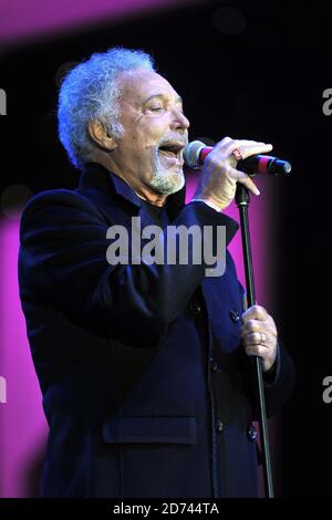 Tom Jones si esibisce al concerto della BBC radio 2 Elvis Forever ad Hyde Park nel centro di Londra. Foto Stock