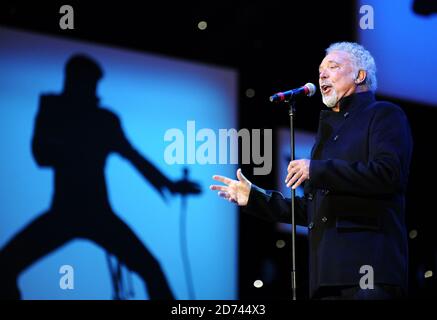 Tom Jones si esibisce al concerto della BBC radio 2 Elvis Forever ad Hyde Park nel centro di Londra. Foto Stock