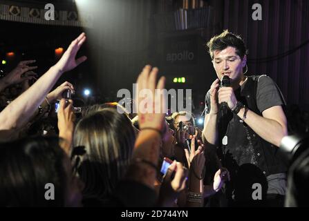 Danny o'Donoghue del copione che si esibisce all'Hammersmith Apollo a Londra ovest. Foto Stock