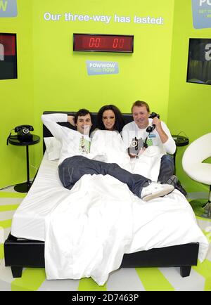 (l-r) patrick Monahan, Jodie Marsh e Phil Tufnell hanno raffigurato in un Bed Booth di Powwownow a Victoria Station, nel centro di Londra, mentre tentano di rompere il record per la più lunga teleconferenza a tre. Data immagine: 30 settembre 2010. Foto Stock