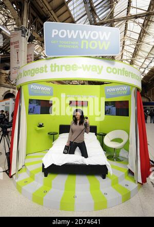 Jodie Marsh ha raffigurato in un Bed Booth di Powwownow nella Victoria Station, nel centro di Londra, durante un tentativo di rompere il record per la più lunga teleconferenza a tre. Data immagine: 30 settembre 2010. Foto Stock