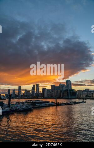 Lo skyline di Londra si affaccia su Canary Wharf, il quartiere finanziario centrale secondario di Londra sull'Isola dei Dogs Foto Stock