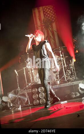 Gerard Way of My Chemical Romance si esibisce all'Hammersmith Apollo di Londra ovest. Foto Stock