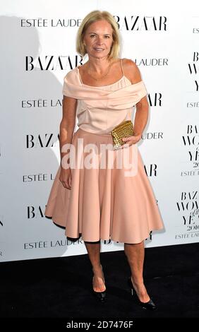 Mariella Frostrup arriva all'Harper's Bazaar Women of the Year Awards 2010, ad One Mayfair nel centro di Londra. Foto Stock