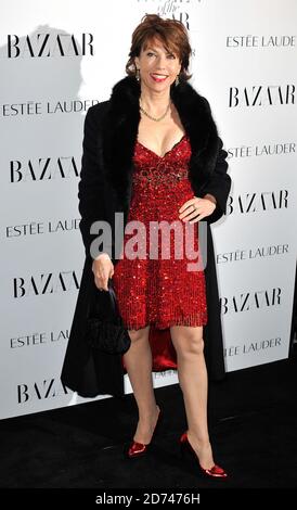 Kathy lette arriva all'Harper's Bazaar Women of the Year Awards 2010, ad One Mayfair nel centro di Londra. Foto Stock