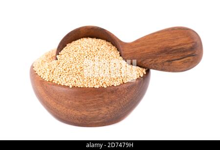 Semi di Amaranth in ciotola e cucchiaio di legno, isolati su sfondo bianco. Fagioli di amaranto crudi e secchi organici. Foto Stock