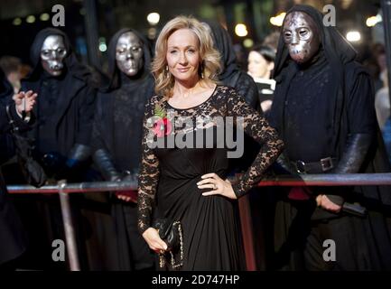 JK Rowling arriva alla prima mondiale di Harry Potter e dei Deathly Hallows, in Leicester Square nel centro di Londra. Foto Stock